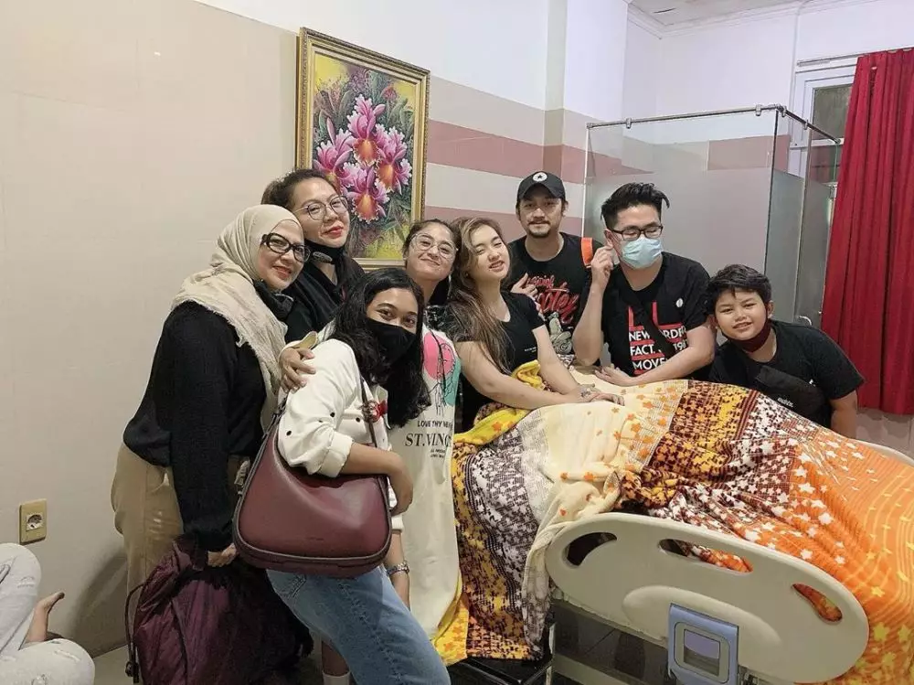 Dewi Perssik dan keponakan © 2020 brilio.net Instagram