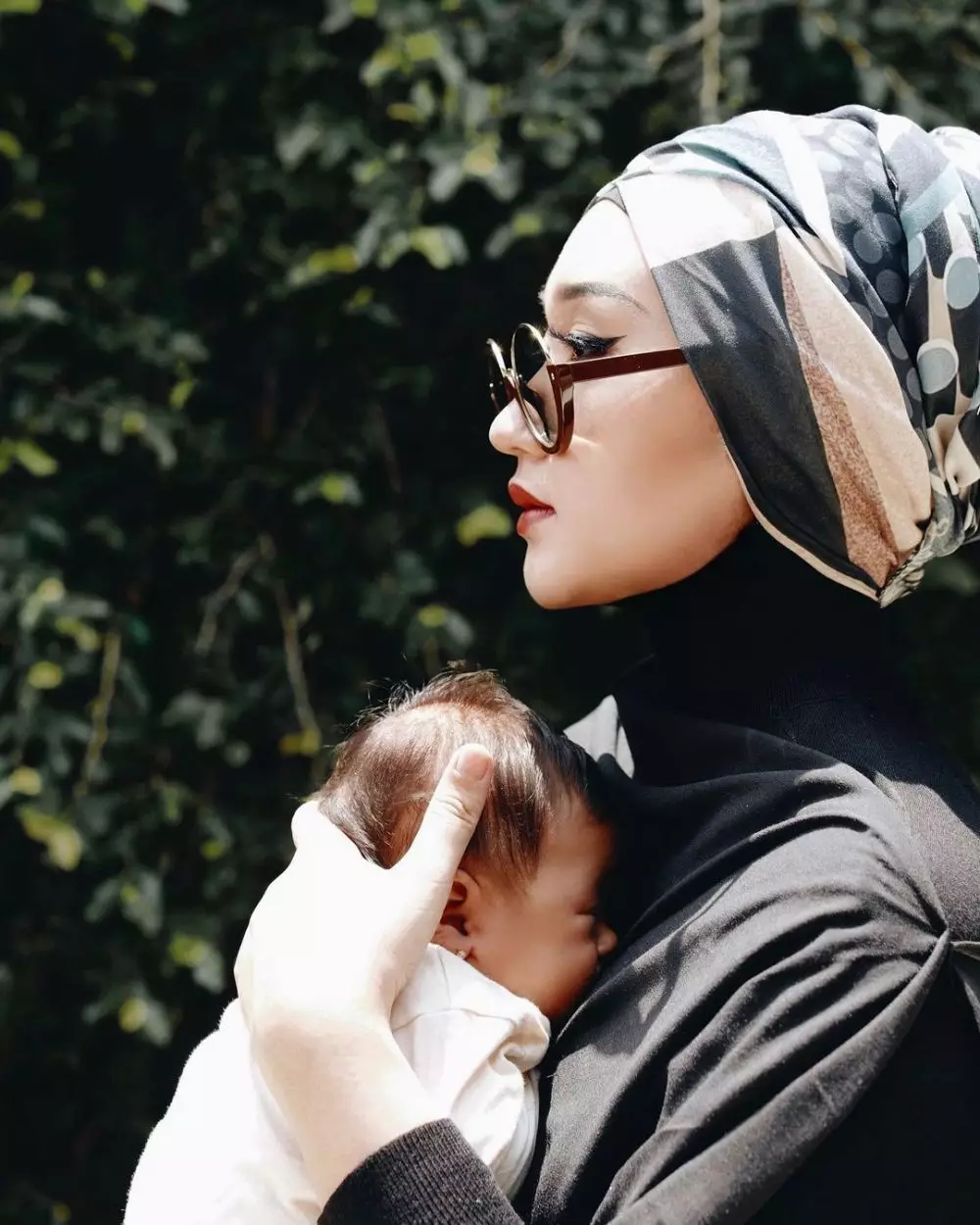 Pemotretan Dian Pelangi sembari momong anak © 2020 brilio.net