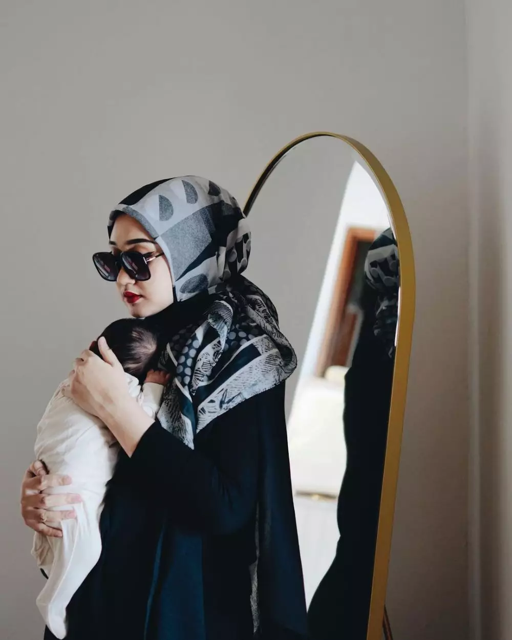 Pemotretan Dian Pelangi sembari momong anak © 2020 brilio.net