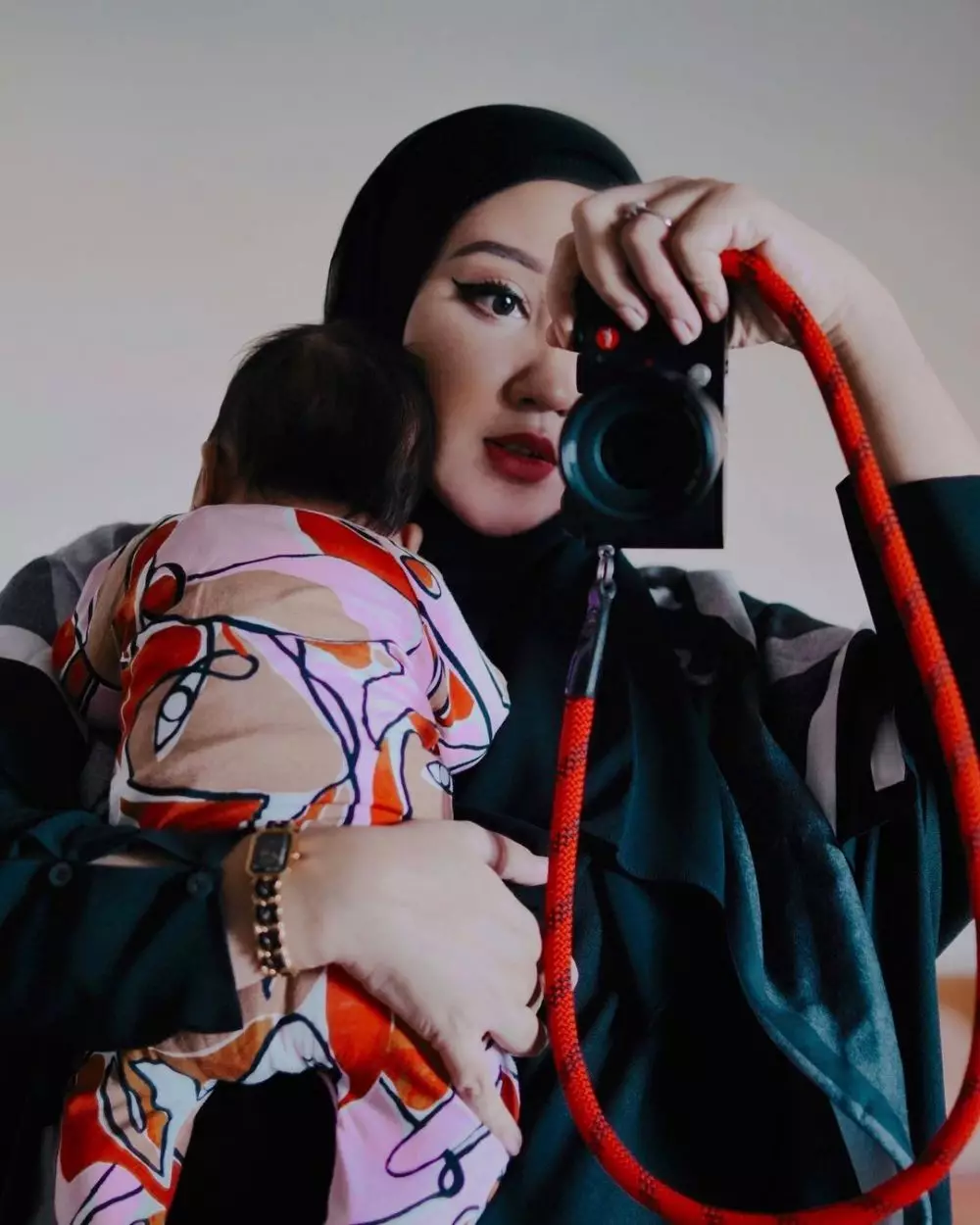 Pemotretan Dian Pelangi sembari momong anak © 2020 brilio.net