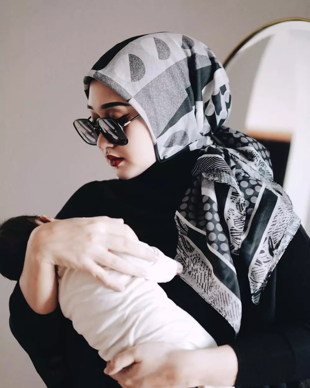 Pemotretan Dian Pelangi sembari momong anak © 2020 brilio.net