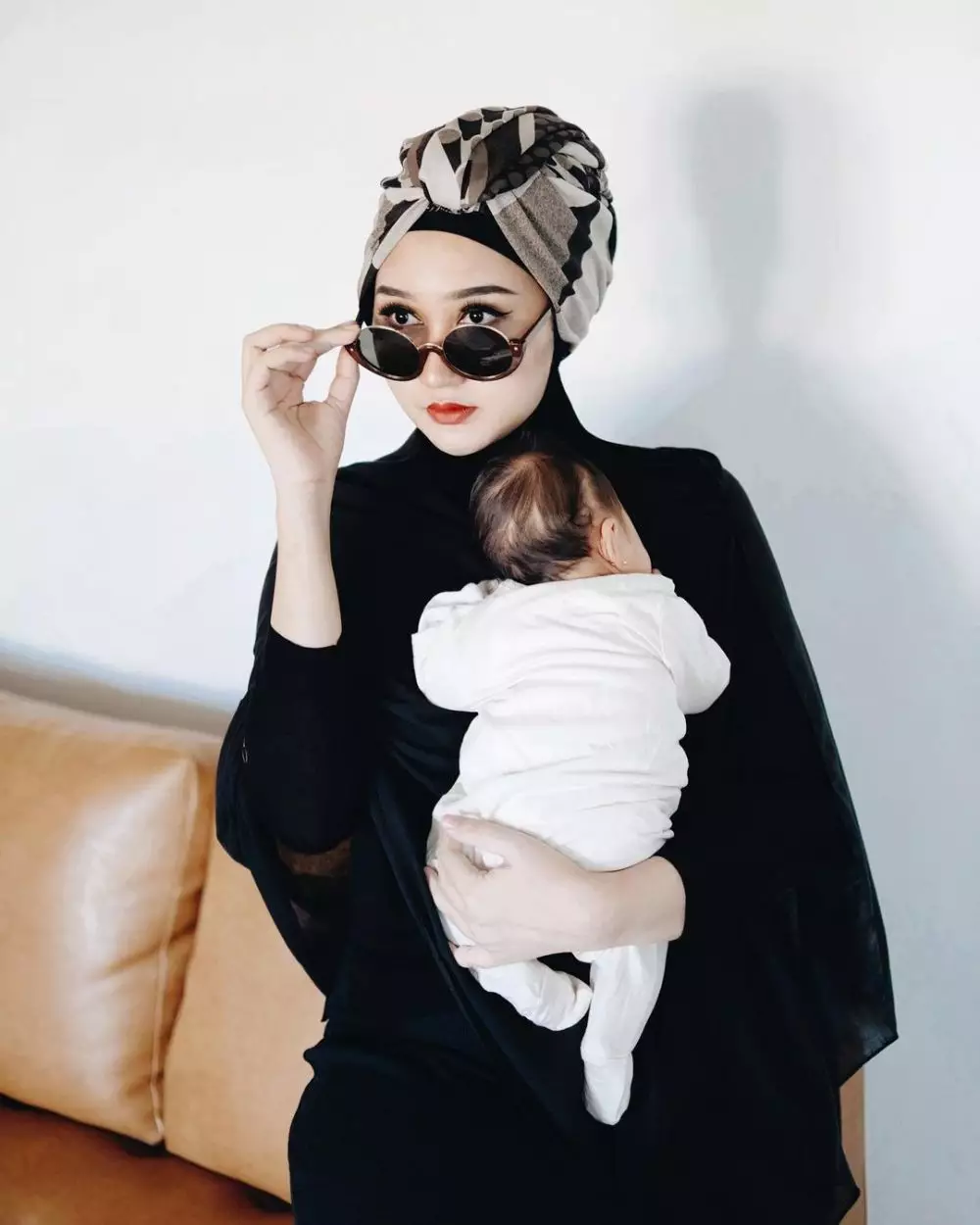 Pemotretan Dian Pelangi sembari momong anak © 2020 brilio.net