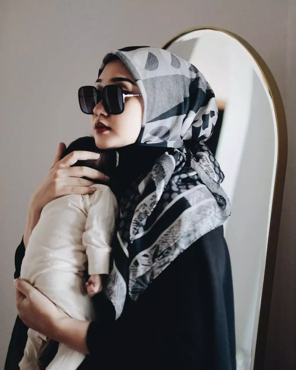 Pemotretan Dian Pelangi sembari momong anak © 2020 brilio.net