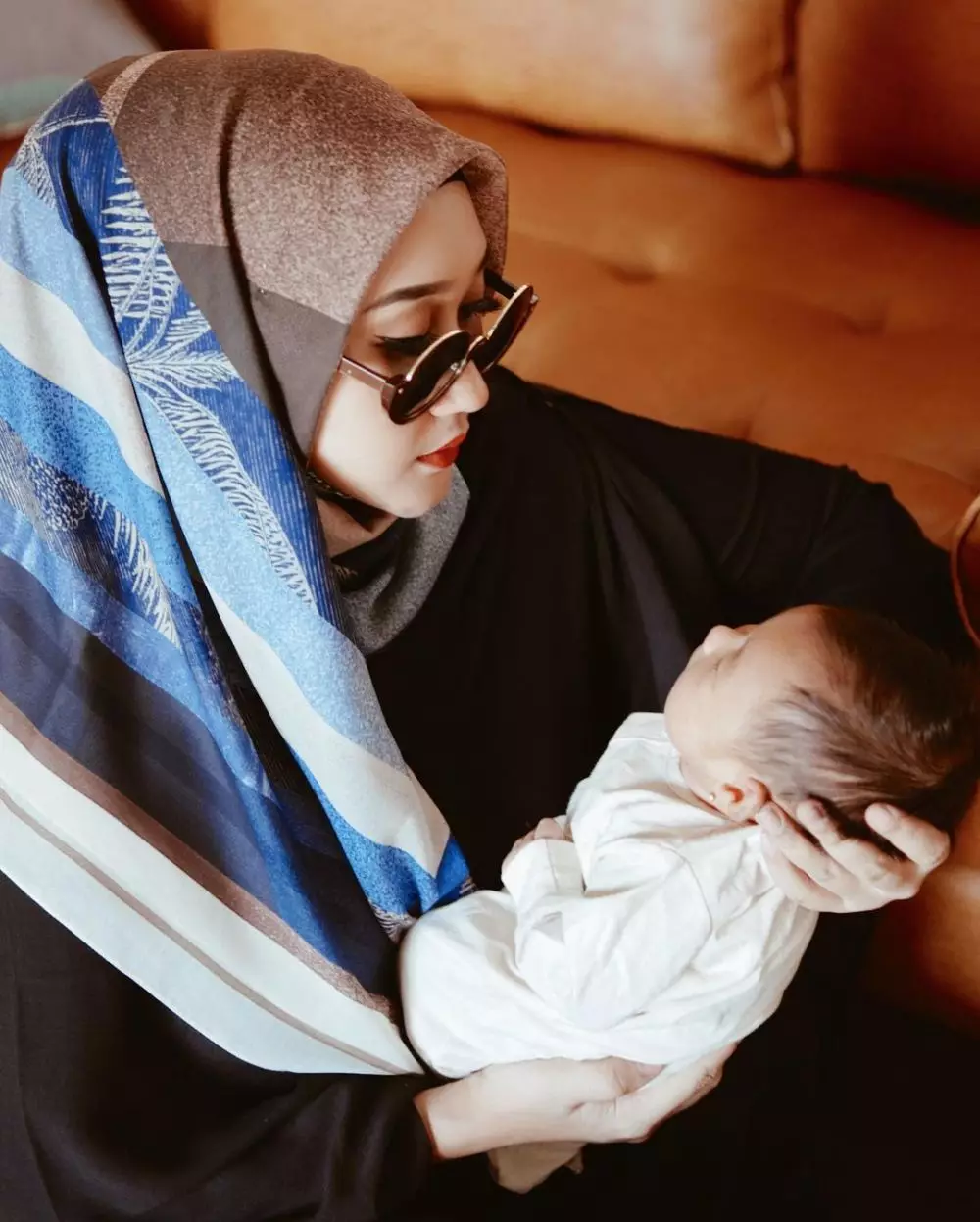 Pemotretan Dian Pelangi sembari momong anak © 2020 brilio.net