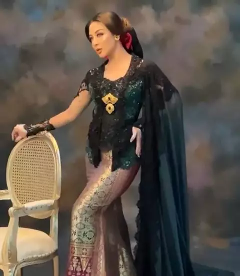 Pemotretan Margin dengan baju adat © 2020 brilio.net