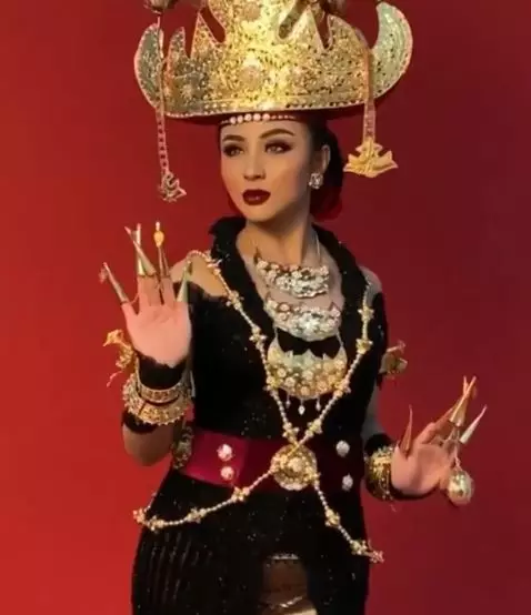 Pemotretan Margin dengan baju adat © 2020 brilio.net