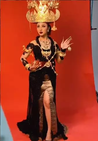 Pemotretan Margin dengan baju adat © 2020 brilio.net