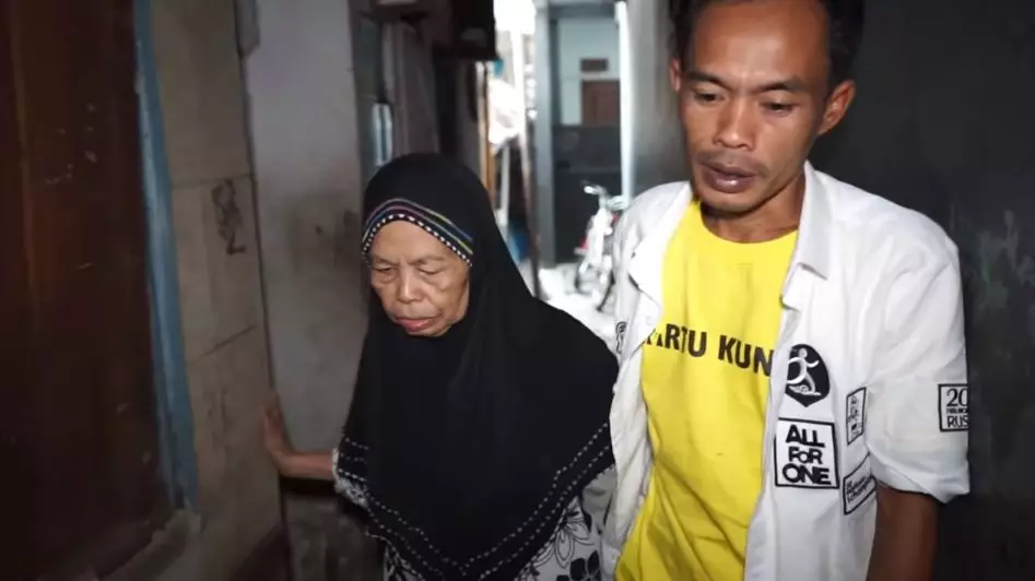 momen ade londok beli mobil untuk ibu © 2020 YouTube/ Ade Londok Asli