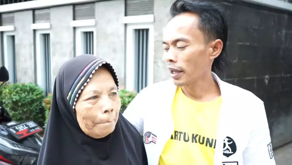 momen ade londok beli mobil untuk ibu © 2020 YouTube/ Ade Londok Asli