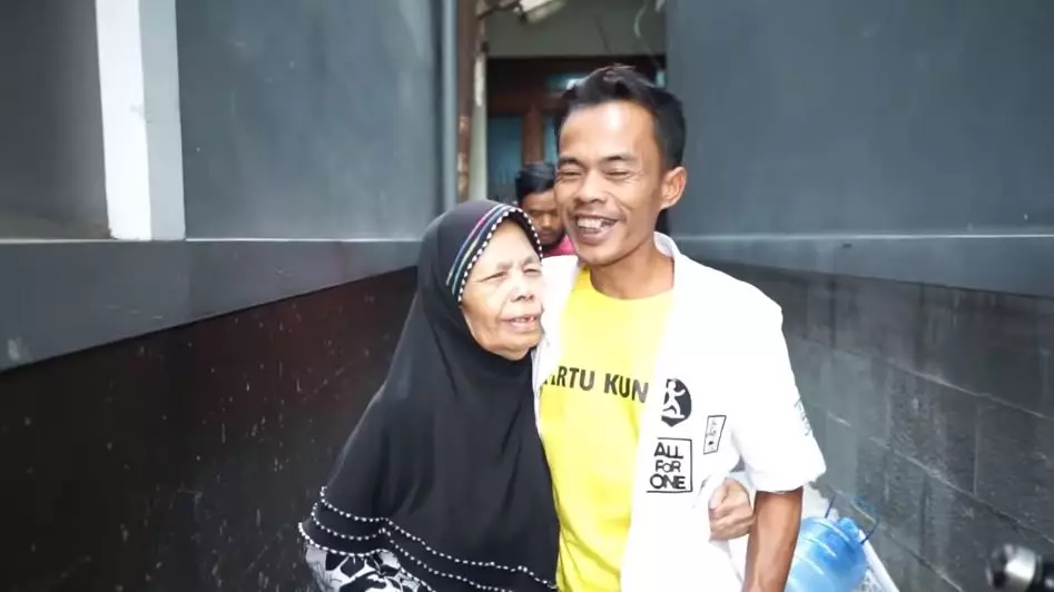 momen ade londok beli mobil untuk ibu © 2020 YouTube/ Ade Londok Asli