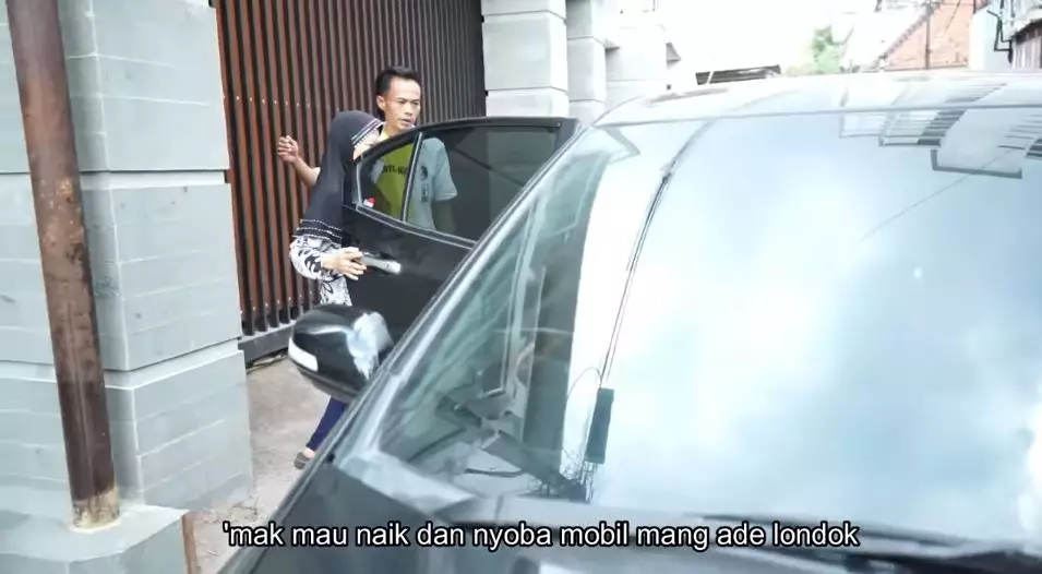 momen ade londok beli mobil untuk ibu © 2020 YouTube/ Ade Londok Asli