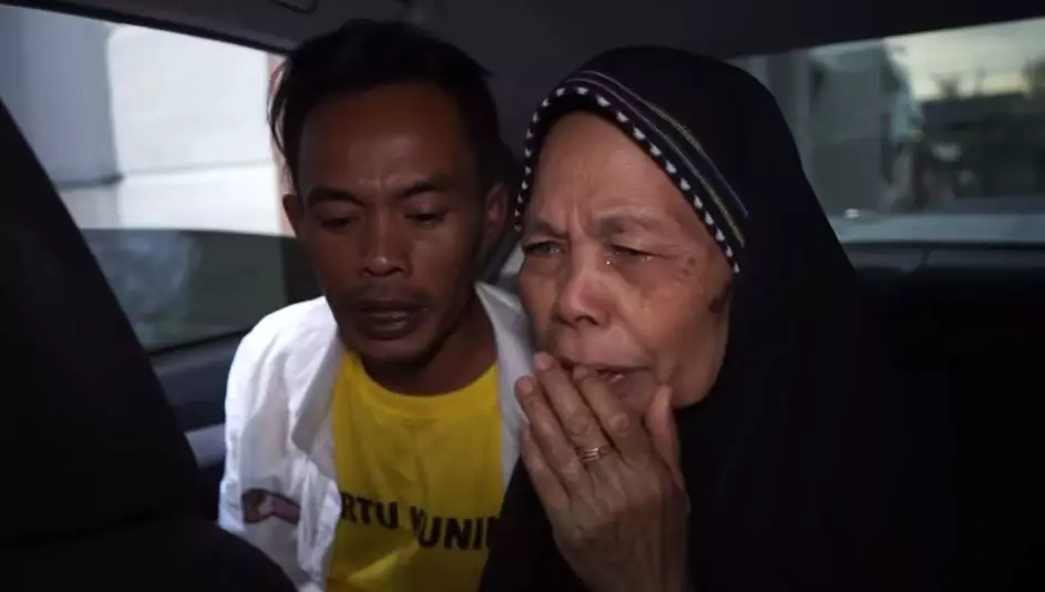 momen ade londok beli mobil untuk ibu © 2020 YouTube/ Ade Londok Asli