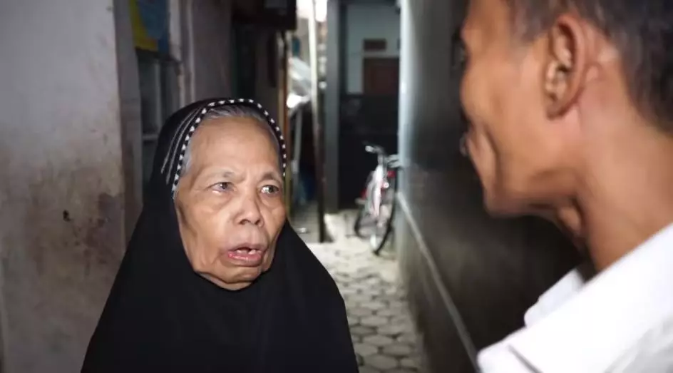 momen ade londok beli mobil untuk ibu © 2020 YouTube/ Ade Londok Asli