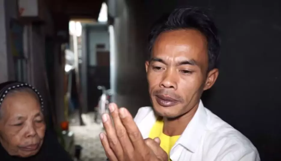 momen ade londok beli mobil untuk ibu © 2020 YouTube/ Ade Londok Asli