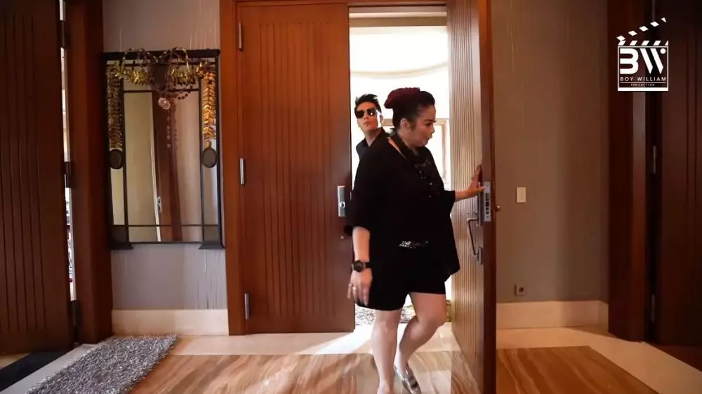 potret kamar Jennifer Jill YouTube potret kamar Jennifer Jill YouTube