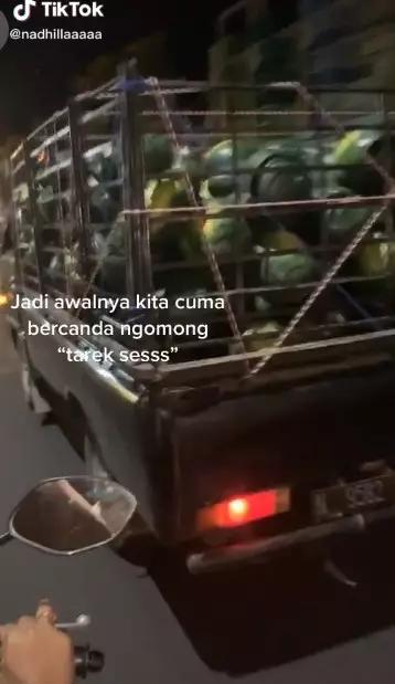 Perempuan teriak semongko TikToK/@nadhillaaaaa Perempuan teriak semongko TikToK/@nadhillaaaaa