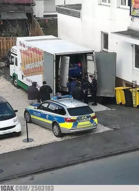 Potret kendaraan tumpang tindih Berbagai sumber