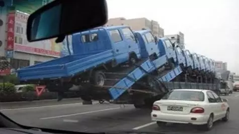 Potret kendaraan tumpang tindih Berbagai sumber