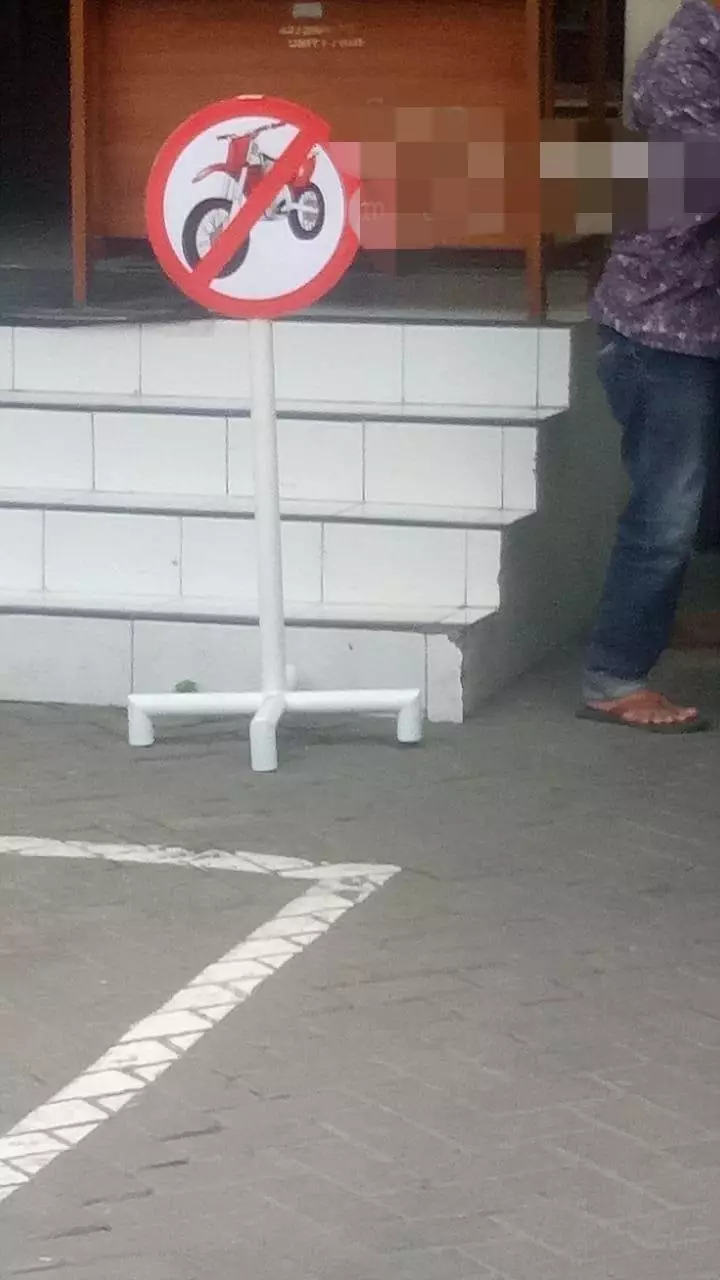 Peraturan nyeleneh di kampus berbagai sumber Peraturan nyeleneh di kampus berbagai sumber