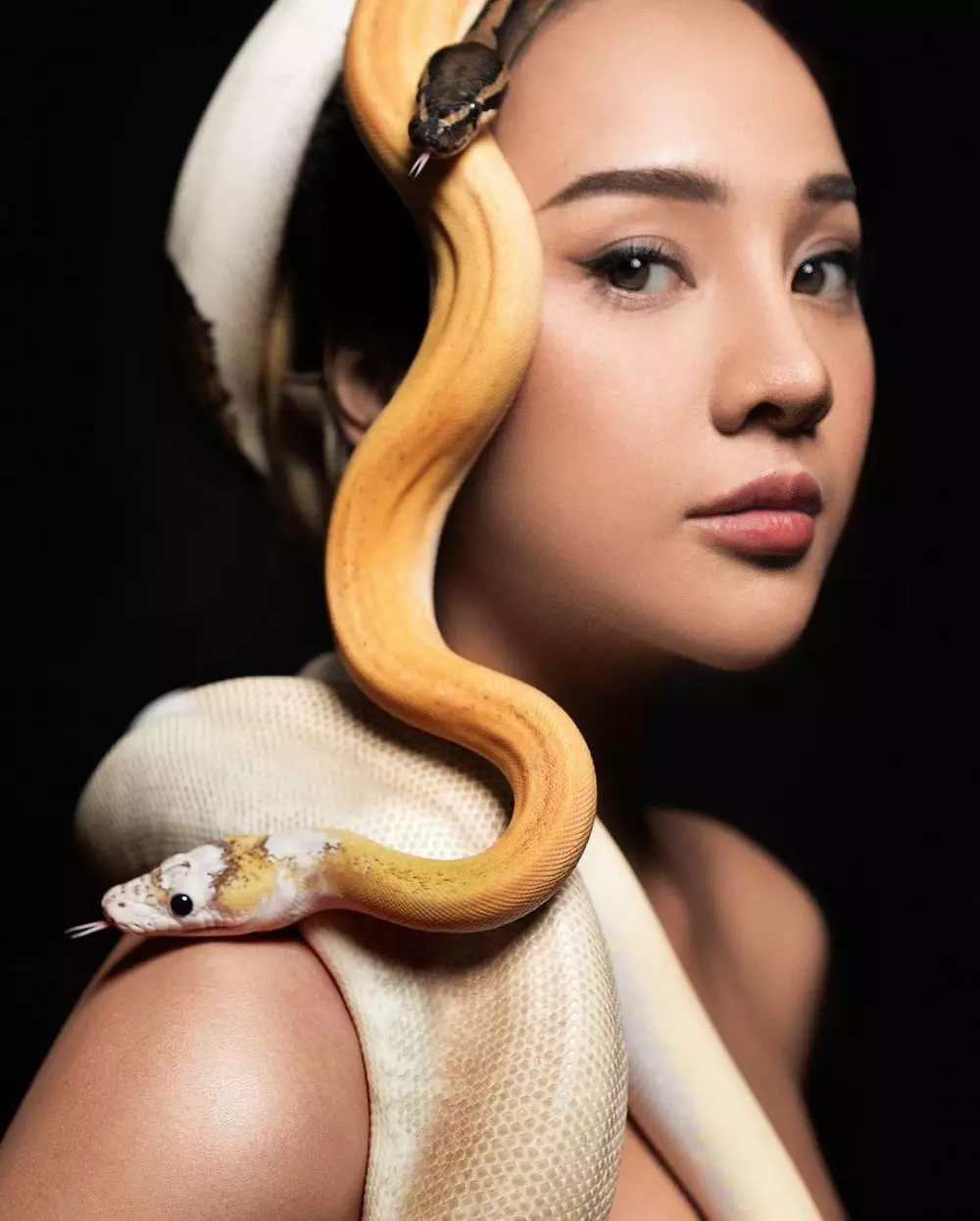Gaya pemotretan Anya dengan ular © 2020 brilio.net