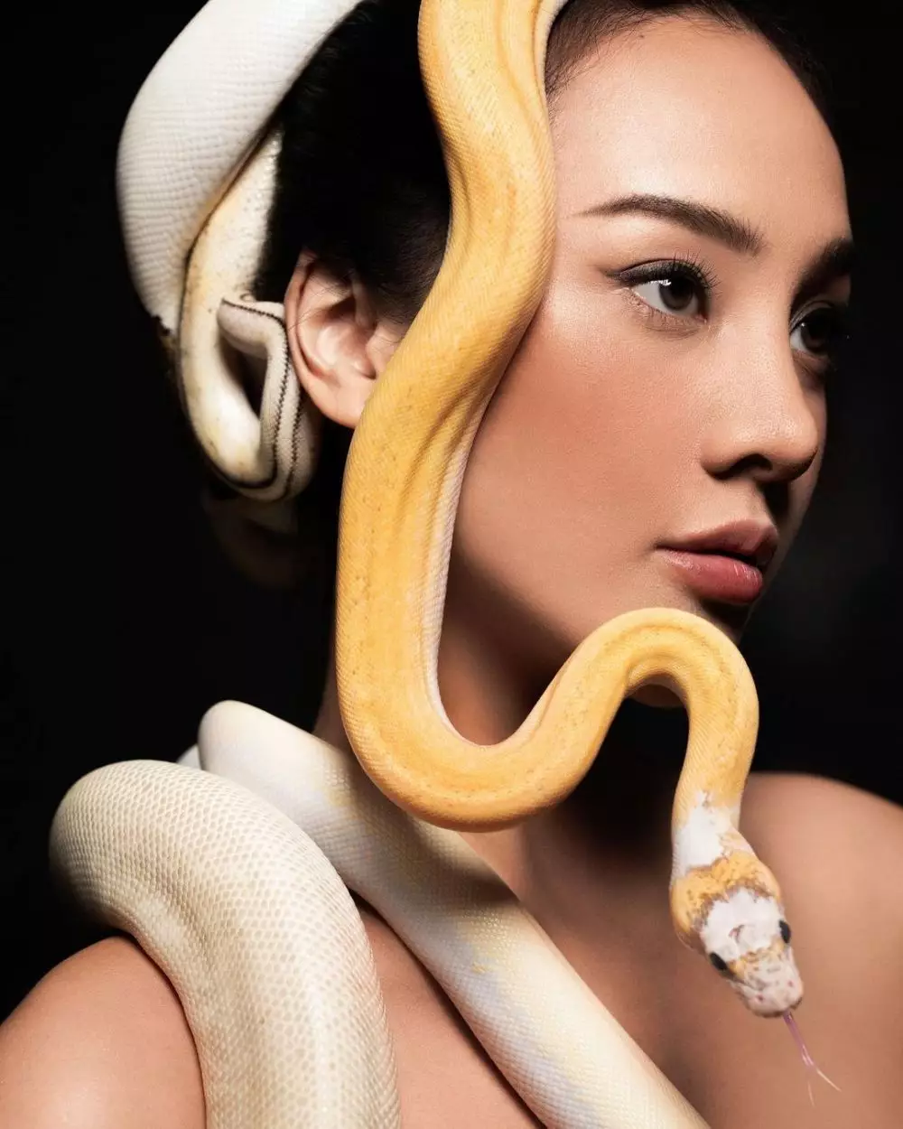 Gaya pemotretan Anya dengan ular © 2020 brilio.net