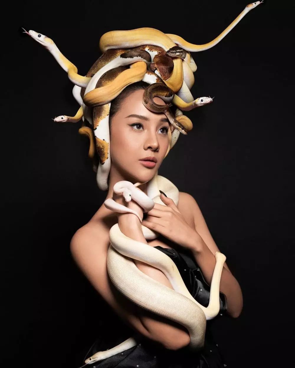 Gaya pemotretan Anya dengan ular © 2020 brilio.net