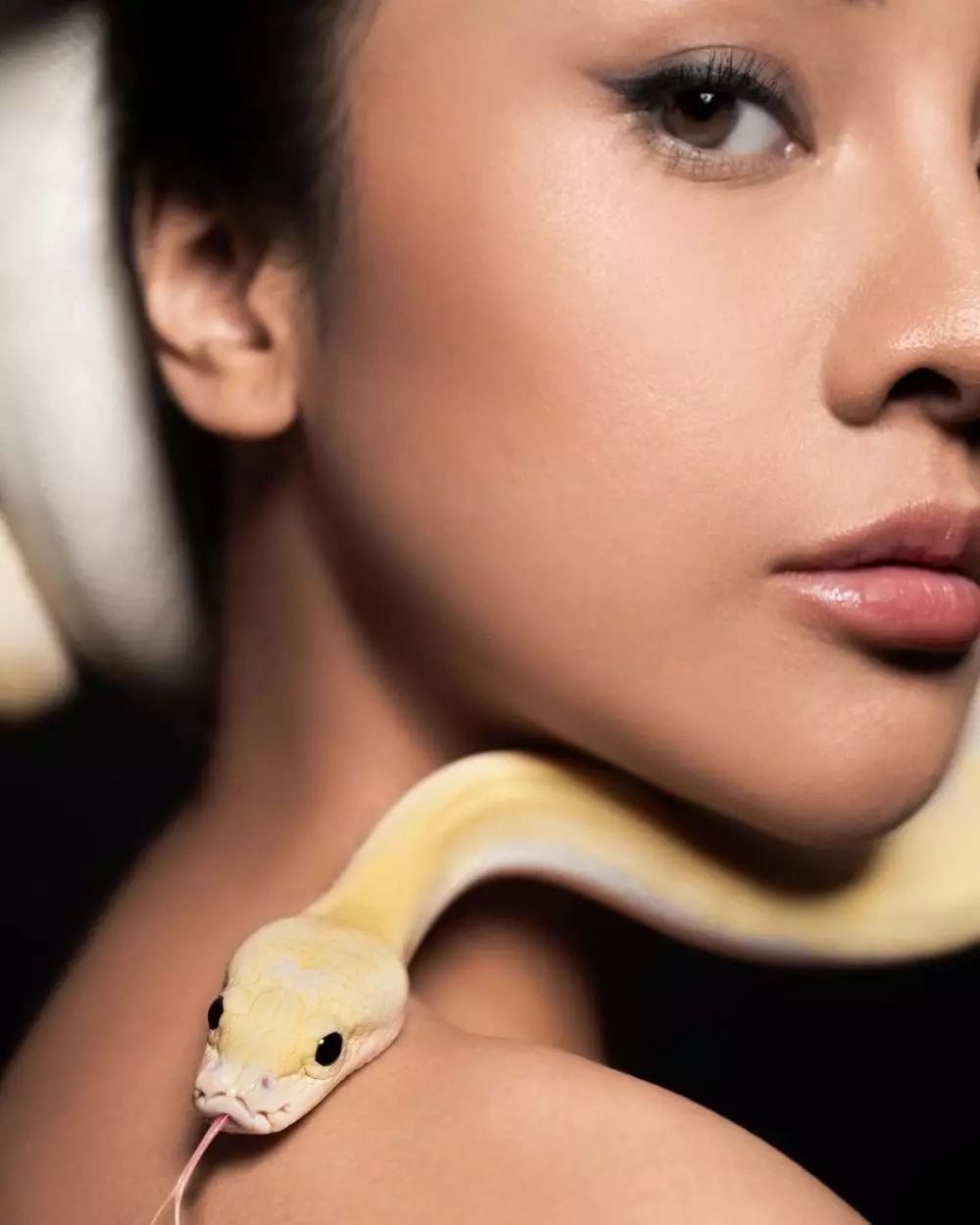 Gaya pemotretan Anya dengan ular © 2020 brilio.net