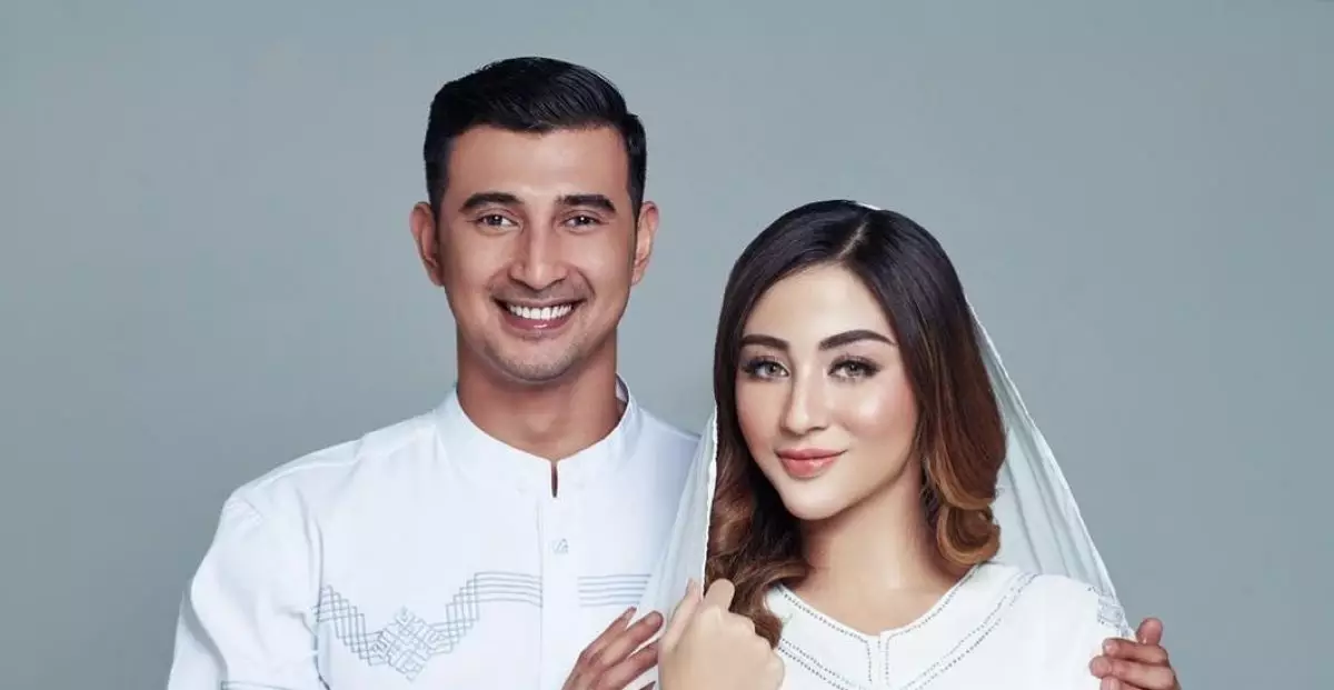 Pesona 8 kekasih seleb tampan saat kenakan baju adat, anggun menawan