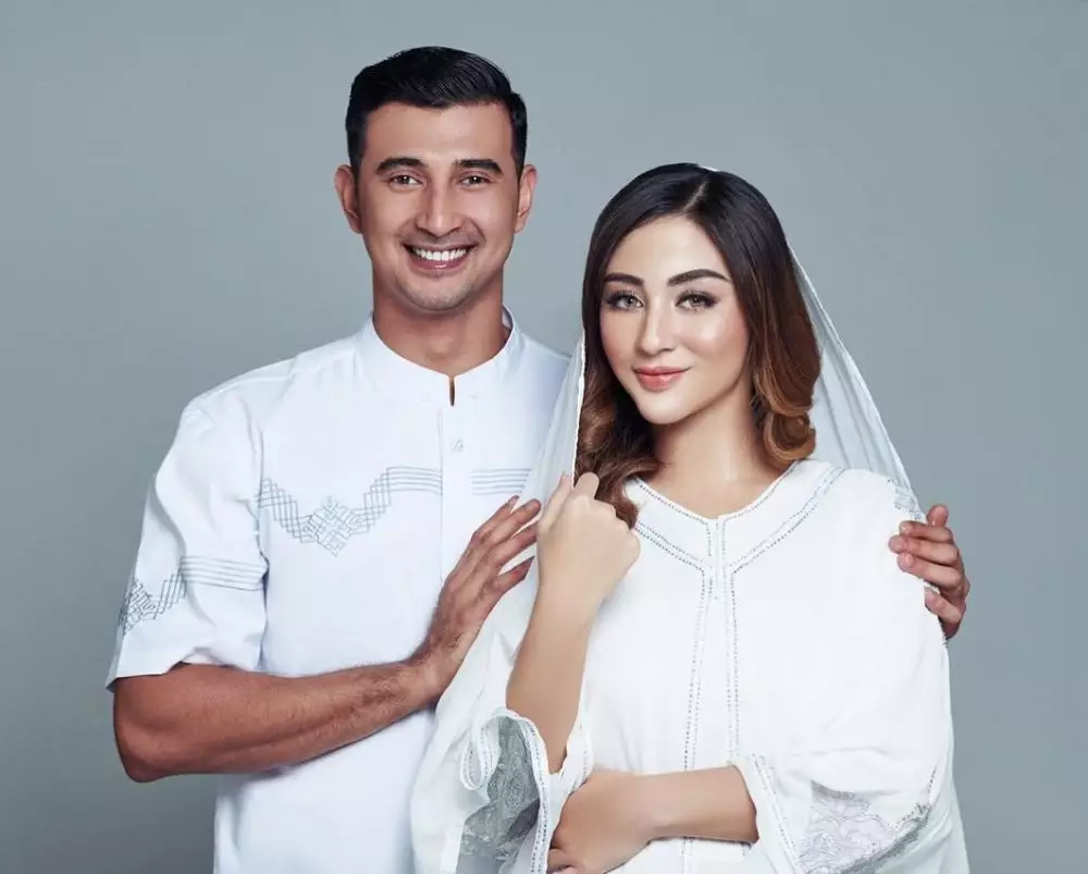 Pesona 8 kekasih seleb tampan saat kenakan baju adat © 2020 brilio.net Pesona 8 kekasih seleb tampan saat kenakan baju adat © 2020 brilio.net