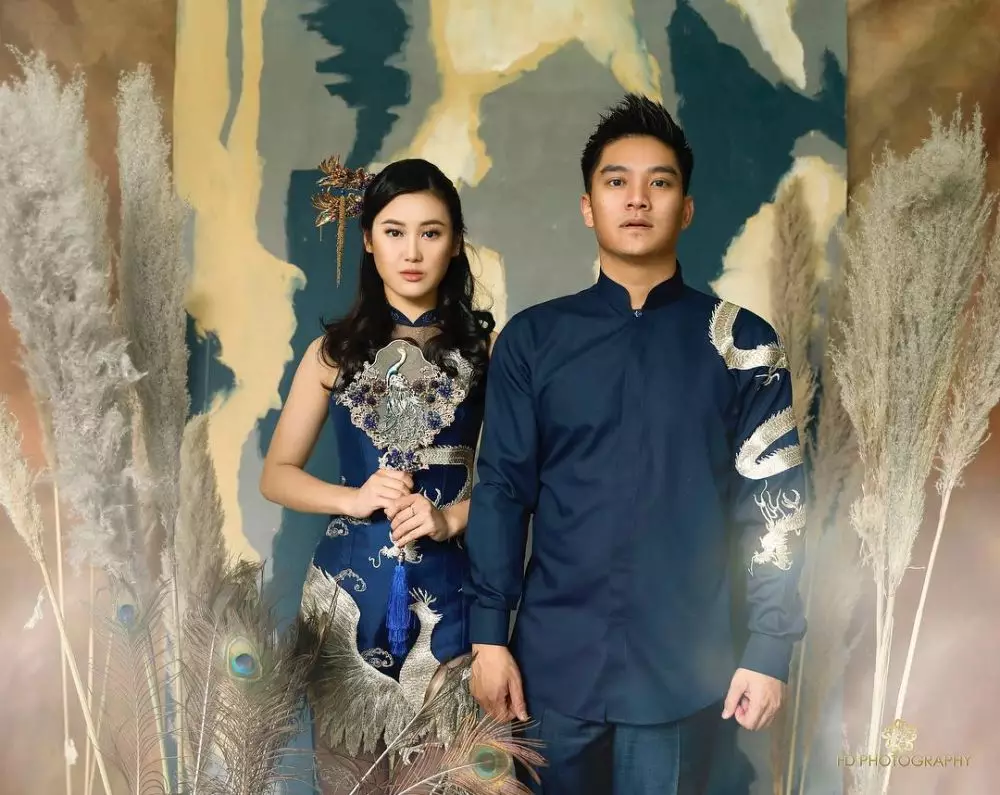 Pesona 8 kekasih seleb tampan saat kenakan baju adat © 2020 brilio.net Pesona 8 kekasih seleb tampan saat kenakan baju adat © 2020 brilio.net