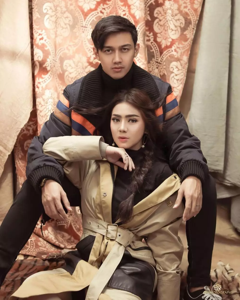 Pesona 8 kekasih seleb tampan saat kenakan baju adat © 2020 brilio.net Pesona 8 kekasih seleb tampan saat kenakan baju adat © 2020 brilio.net