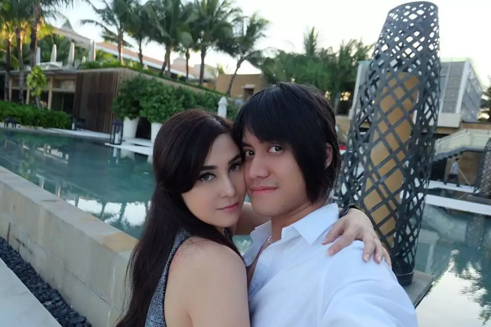 Pesona 8 kekasih seleb tampan saat kenakan baju adat © 2020 brilio.net Pesona 8 kekasih seleb tampan saat kenakan baju adat © 2020 brilio.net