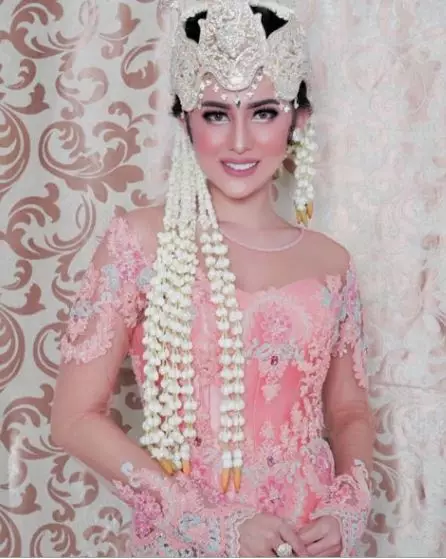 Pesona 8 kekasih seleb tampan saat kenakan baju adat © 2020 brilio.net Pesona 8 kekasih seleb tampan saat kenakan baju adat © 2020 brilio.net