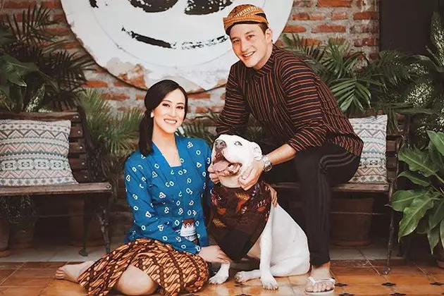 Pesona 8 kekasih seleb tampan saat kenakan baju adat © 2020 brilio.net Pesona 8 kekasih seleb tampan saat kenakan baju adat © 2020 brilio.net