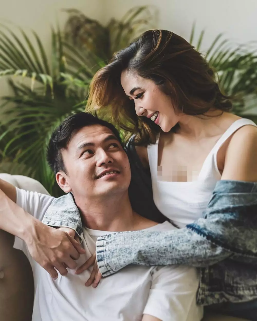 Pesona 8 kekasih seleb tampan saat kenakan baju adat © 2020 brilio.net Pesona 8 kekasih seleb tampan saat kenakan baju adat © 2020 brilio.net