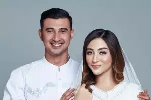 Pesona 8 kekasih seleb tampan saat kenakan baju adat, anggun menawan