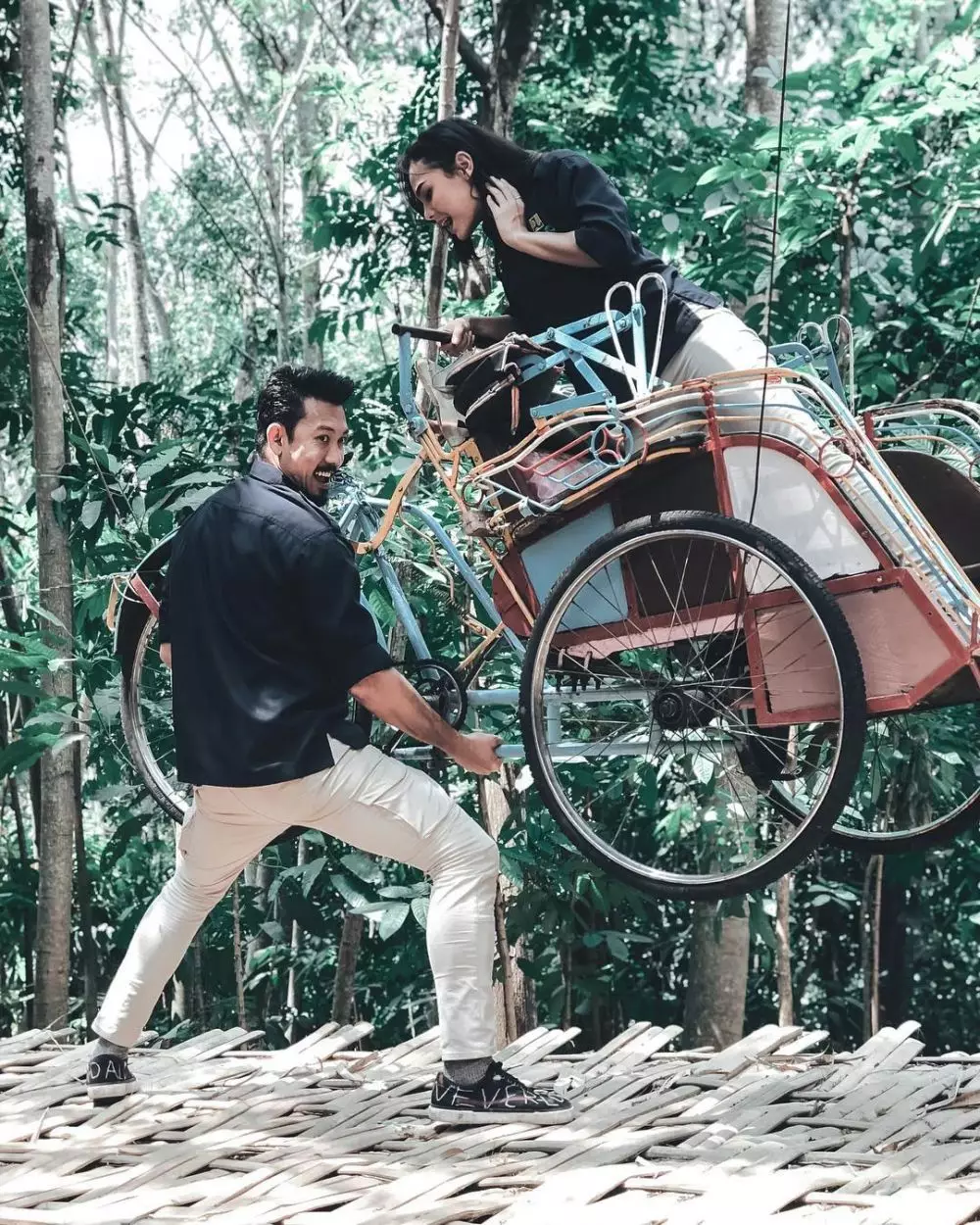 pose lucu denny sumargo  Instagram