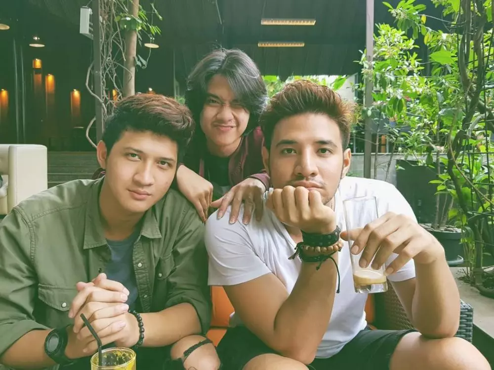 Pasangan kakak adik ini main sinetron bareng © 2020 brilio.net Pasangan kakak adik ini main sinetron bareng © 2020 brilio.net