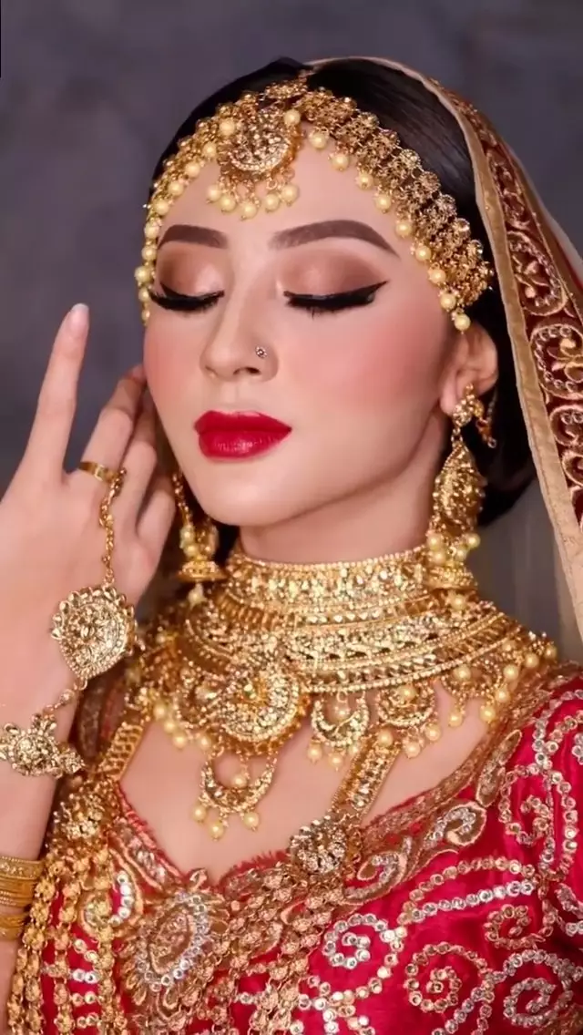 Pesona Margin Wieheerm dalam balutan baju adat © 2020 brilio.net