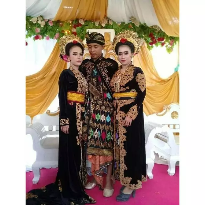 Viral siswa SMK nikahi dua kekasihnya sekaligus © 2020 brilio.net Viral siswa SMK nikahi dua kekasihnya sekaligus © 2020 brilio.net