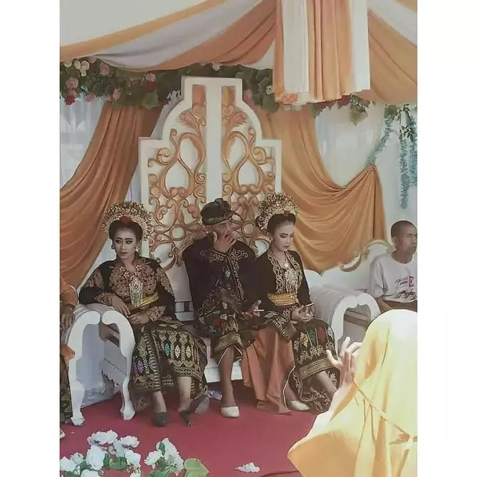 Viral siswa SMK nikahi dua kekasihnya sekaligus © 2020 brilio.net Viral siswa SMK nikahi dua kekasihnya sekaligus © 2020 brilio.net