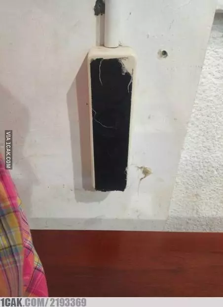 colokan kabel nyeleneh  Berbagai Sumber