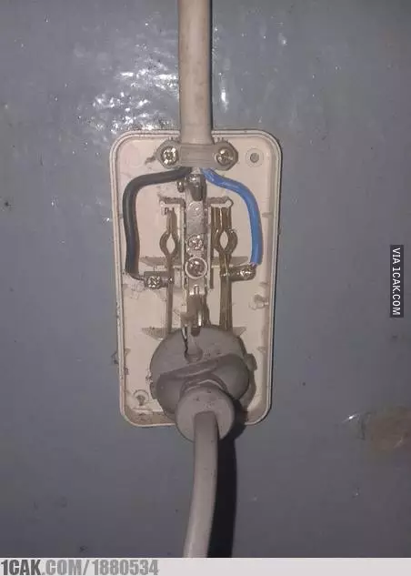 colokan kabel nyeleneh  Berbagai Sumber