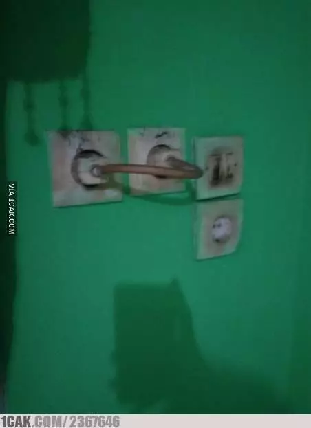 colokan kabel nyeleneh  Berbagai Sumber