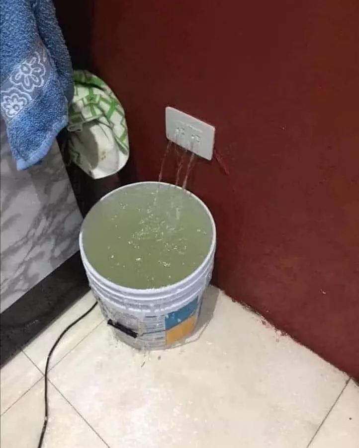 colokan kabel nyeleneh  Berbagai Sumber