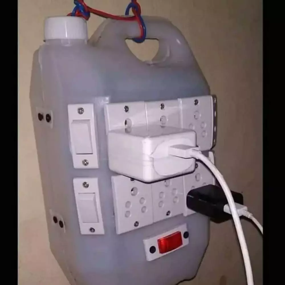 colokan kabel nyeleneh  Berbagai Sumber