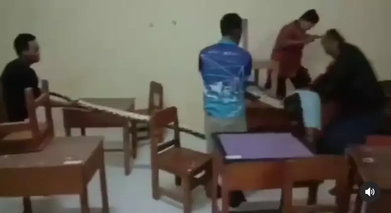 Ular piton di ruang kelas Instagram/@ndorobeii