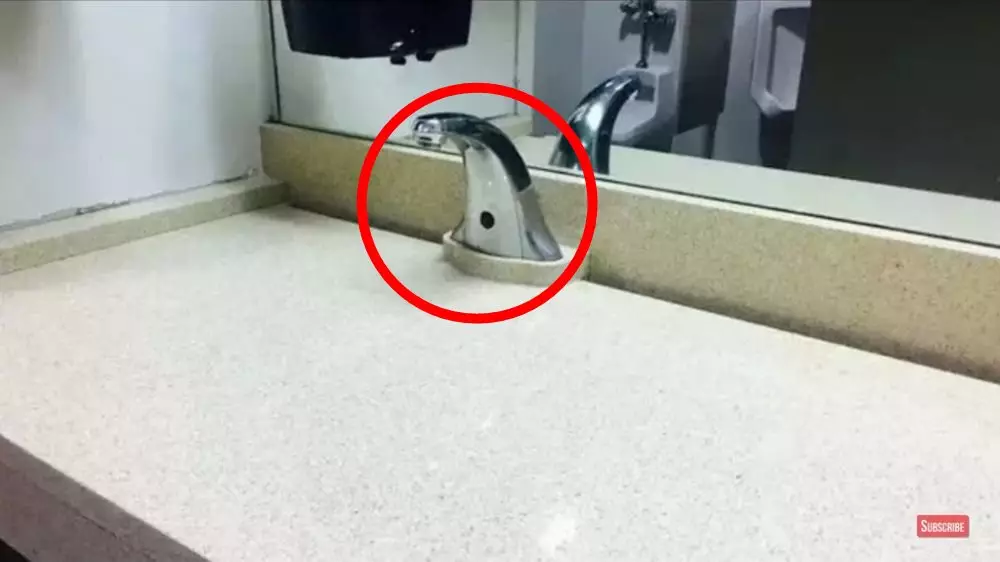 potret aneh keran air  Berbagai Sumber potret aneh keran air  Berbagai Sumber