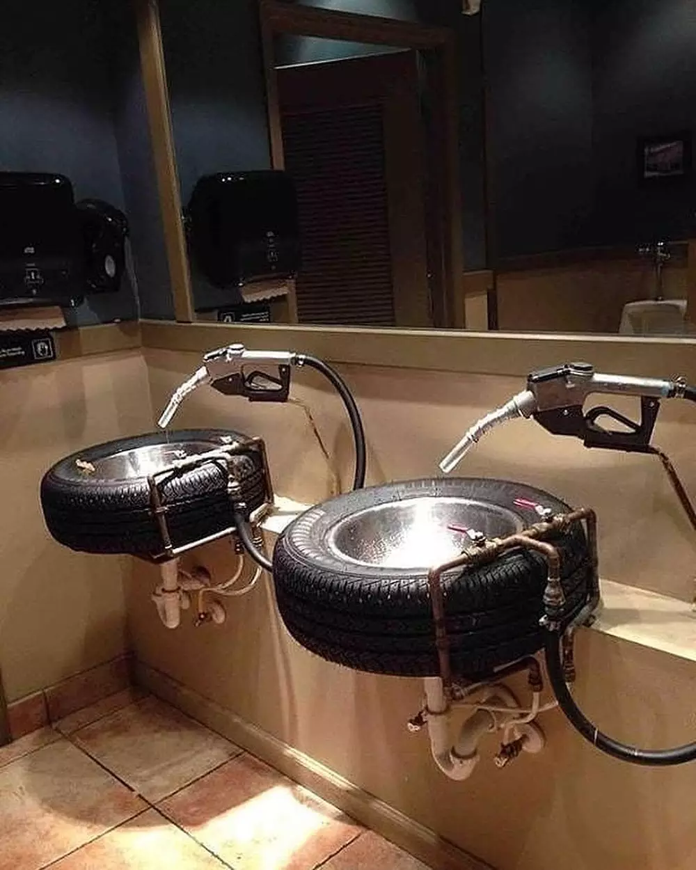 potret aneh keran air  Berbagai Sumber potret aneh keran air  Berbagai Sumber