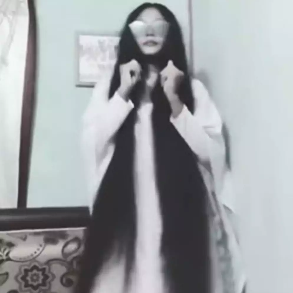 Viral video cewek kenakan busana putih, penampilannya mirip hantu